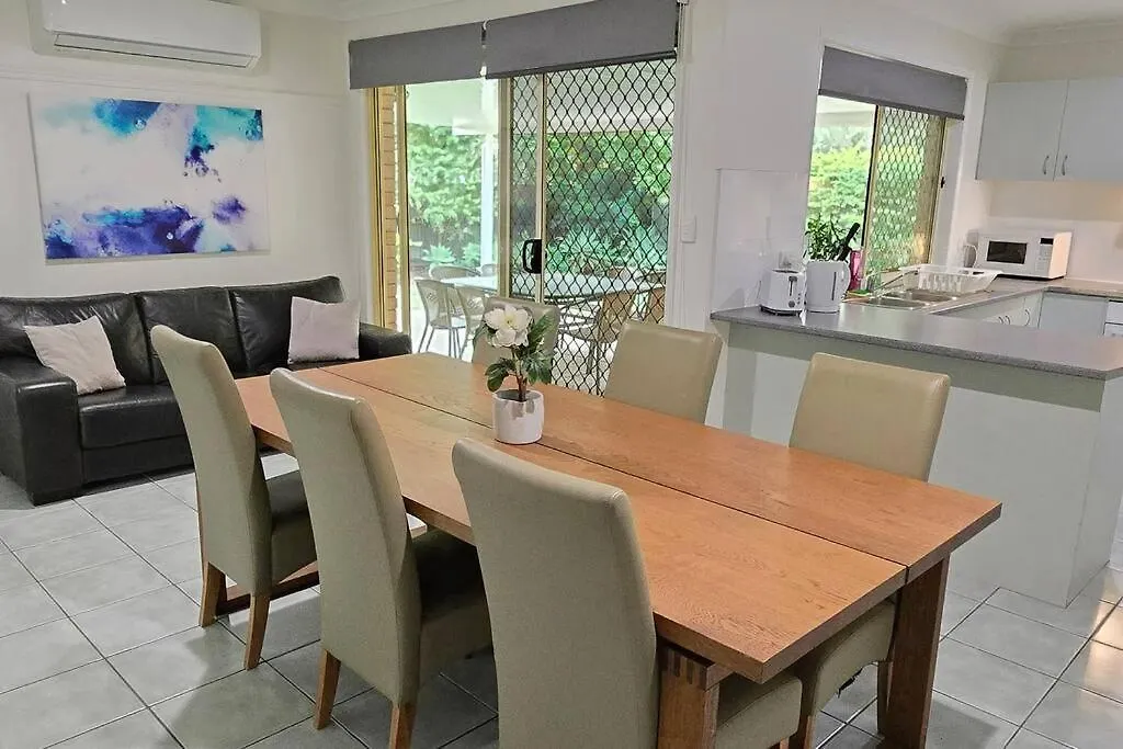 Holiday home Relaxing Hamptons Style Home In Forest Lake Doolandella Australia